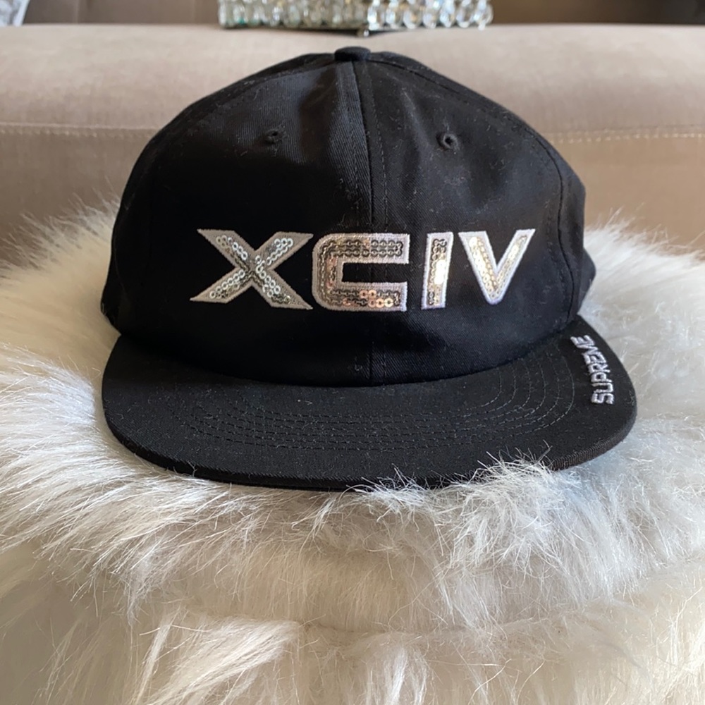 Supreme men’s black hat.